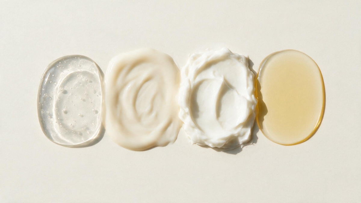 Vier Pflegetexturen nebeneinander: Gel, Lotion, Creme und Öl